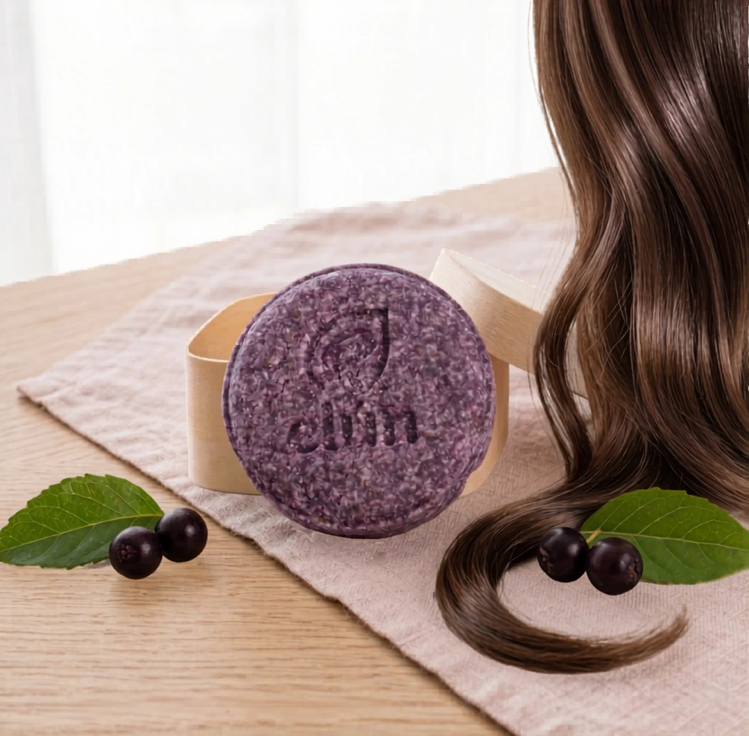 Shampoo sólido de maqui Elún junto a cabello brillante