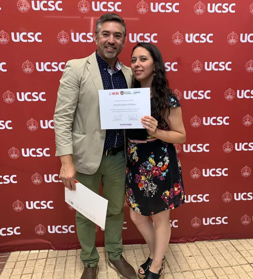 Equipo fundador de ECOrecreo con el certificado del Diploma en Desarrollo de Ecosistemas de Innovación y Emprendimiento, UCSC · CORFO