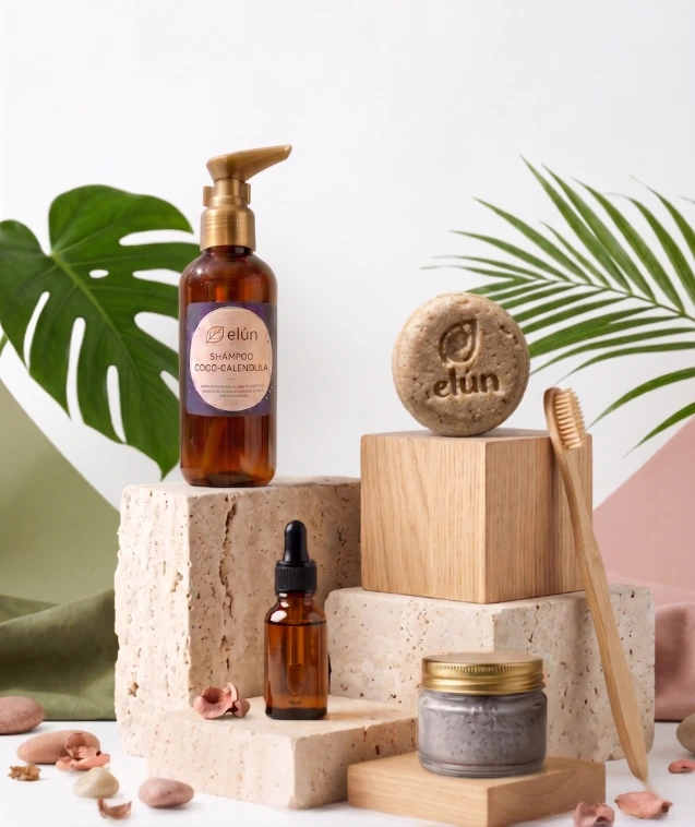 Línea de cosmética natural Elún sobre bloques de travertino con hojas tropicales